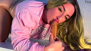 बड़ी गांड वाली सेक्सी कुतिया टाइट चूत मसलती