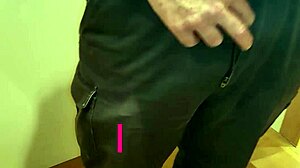 omg, this kiwi milf slut drinkin piss in mall toilet... crazy