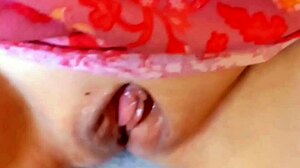 हॉर्नी कजिन मुझे पति के दूर जाने पर चोदने के लिए मनाती है