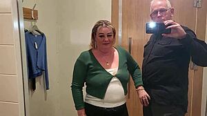 omg, this kiwi milf slut drinkin piss in mall toilet... crazy