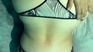 pov me la mete de perrito en la cama grande mientras hacemos webcam con la neetbook