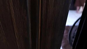 स्टेपमॉम चार्ली फीनिक्स को बेडरूम में घूरते हुए रुक न सका