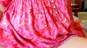 हॉर्नी कजिन मुझे पति के दूर जाने पर चोदने के लिए मनाती है