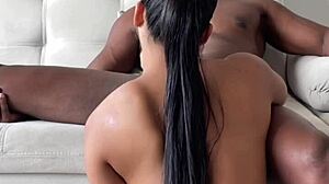 वह कर्वी हाउसवाइफ से डीप थ्रोट और इंटेंस बॉल सक्चिंग का मजा लेता है - नाइसडेल एमेच्योर कपल