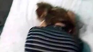 pov me la mete de perrito en la cama grande mientras hacemos webcam con la neetbook