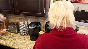 स्टेपमॉम चार्ली फीनिक्स को बेडरूम में घूरते हुए रुक न सका