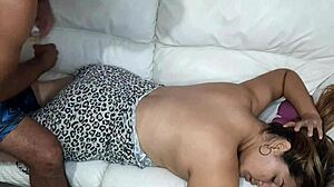 Un rico masaje de coño para mi hermanastra