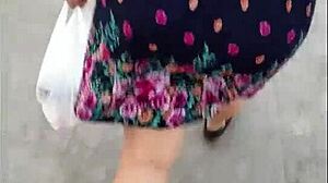 Following a fat Latina mommy bent over in the street, exposing her big ass