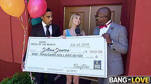 जिलियन जानसन जे बांगर और चॉकलेट गॉड के साथ दो ब्लैक कॉक्स स्कोर करती है