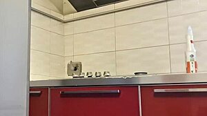 gostosa limpa o fogao e fica suada