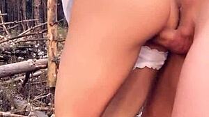 हॉर्नी बेब को जंगल में रफ डॉगीस्टाइल चुदाई 😈