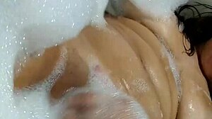 na banheira do motel se masturbando gostoso e gozando no consolo gigante morena gaucha hot