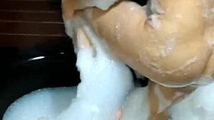 na banheira do motel se masturbando gostoso e gozando no consolo gigante morena gaucha hot