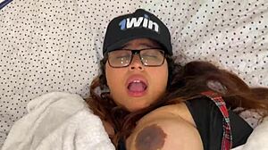 अनबिलीवेबल! स्टीपमदर स्टॉर्म्स इन और वेट चूत ऑफर करती है!