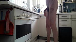 Paul Nackt in Der Küche Nudist Paul