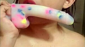 Hermosa jovencita de bello rostro y lindos labios ense�a como chupar polla