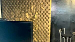 O Bar Com Calcinhas Penduradas No Teto