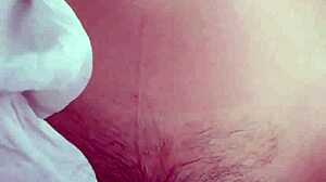 बालों वाली चूत पर हाथ फेरकर चोदने से पहले छेड़ो