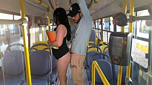 लैटिना स्टूडेंट पब्लिक बस में वाइल्ड आउटडोर ऐक्शन के दौरान ड्रिल्ड होती है। प्रिटी ब्रूनेट ह्यूज लंड का रेजिस्ट नहीं कर सकती।