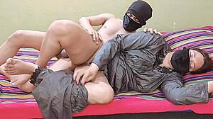 पाकिस्तानी भाभी बेंट ओवर हार्ड डॉगीस्टाइल पाउंडिंग के लिए देसी हिंदी ऑडियो के साथ