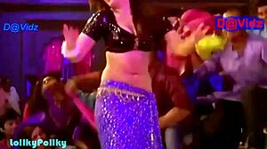 Indian MILF Kareena Shows Off Her Hottest Navel