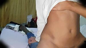 Mi padrastro tiene un rico pene me gusta subirme encima de él