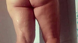 Encuentro en la ducha a la mama de mi mejor amigo