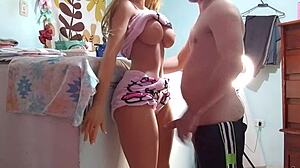 Follando a Mi Hijastra en la Habitacion de un Hotel Barato y Sucio