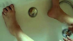 dreckige f��e in der badewanne waschen mit mature touch