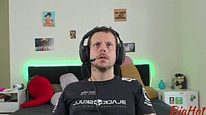 Meu namorado s� me deu aten��o quando chemei minha amiga e o safado adorou ganhar um boquete duplo