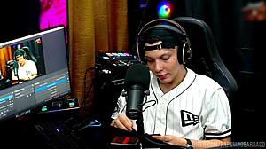 bi mejia colocou os peitos pra fora e pediu pro ruan apertar eles, ficou molhada gemendo de tesão - pápum no barraco