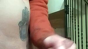 Me Masturbo En Las Gradas De Los Apartamentos Mientras La Vecina Habla Por Telefono En El Garage