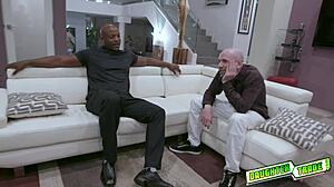 डैडी सौतेली बेटियों की कुंवारी को जोर से दावा करते हैं