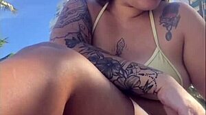 estou na praia com tesao vou ficar me exibindo aqui pra macho