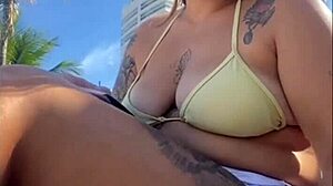 estou na praia com tesao vou ficar me exibindo aqui pra macho