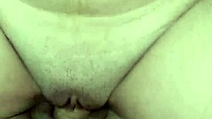 VAGABUNDA SENTANDO E GOZANDO NA ROLA DO VAGABUNDO