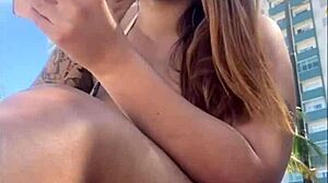 estou na praia com tesao vou ficar me exibindo aqui pra macho