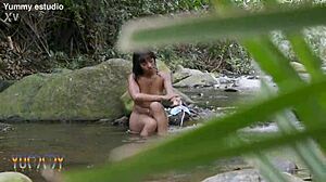 ब्रिटनी टेलर नहाते हुए पकड़ी गईं, तीन लड़कों को डबल पेनेट्रेशन के लिए बुलाया