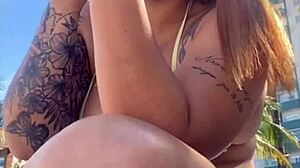 estou na praia com tesao vou ficar me exibindo aqui pra macho