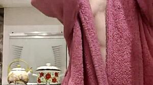 काली छोटी चिक किचन में टाइट चूत रगड़ के चोदती