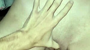 VAGABUNDA SENTANDO E GOZANDO NA ROLA DO VAGABUNDO