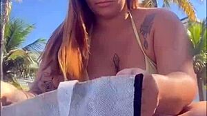 estou na praia com tesao vou ficar me exibindo aqui pra macho