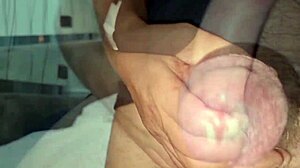 ansima e geme sborrata densa in primo piano - dialogo sporco italiano