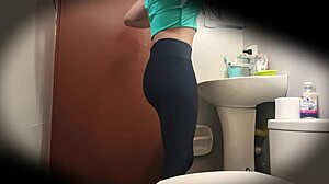 camara escondida en el ba�o de universitaria colombina culona