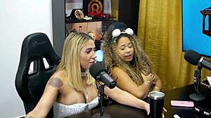 a novinha safada levantou e mostrou o cuzinho ainda piscou na c�mera bem gostoso para voc�s oque ela merece - bruna lambertini & isa moura