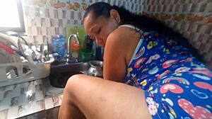 Seduzco con mi gran culo a mi hijastro para que me termine dando una buena cogida con su gran polla y mi delicioso co�o mientras el cornudo de mi esposo trabaja