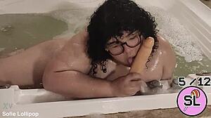 trans novinha brincando na hidromassagem