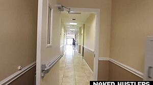 किम क्रूज़ ने ऑफिस में बड़ा काला लंड चूसा