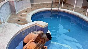 follando con extra�a en la piscina del hotel mientras su novio descansa en su habitaci�n