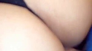 espiando a la zorra de mi hermanastra me descubre y la muy puta me pide que la folle en cuatro